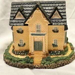 Olde England’s Classic Cottages Collectible Cambridge House Resin Figure